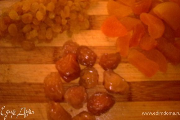 в маленькой сковородке,отдельно полужарим промытые изюм,алычу и абрикосы(да,если абрикосы большие,делим их на две части