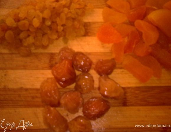 в маленькой сковородке,отдельно полужарим промытые изюм,алычу и абрикосы(да,если абрикосы большие,делим их на две части