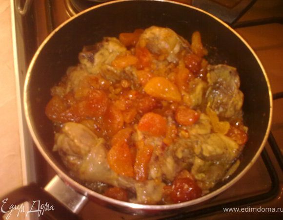 когда курица будет готова,добавляем в неё полуподжаренныё абрикосы с изюмом и алычой,добавьте щепотку лимонной кислоты,закрываем крышку минут на 5.