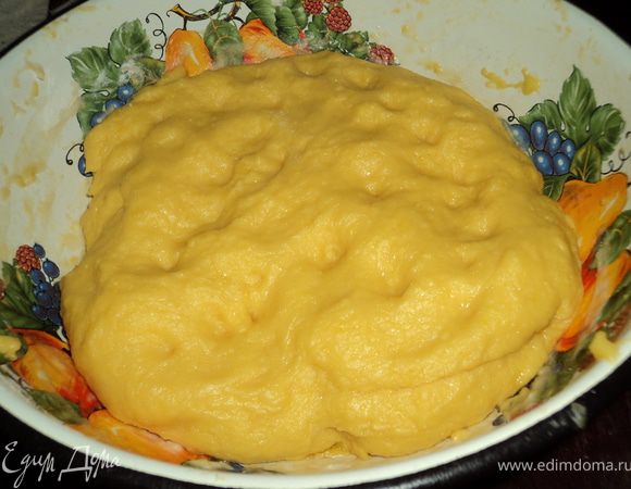 Растопите масло и слегка охлодите его. Добавьте в тесто по одному яйца, хорошо их вмешивая, затем влейте масло и вымешивайте тесто, пока оно не будет отставатьот миски. Прикройте полотенцем и отставьте на 30 мин , чтобы тесто подошло. 