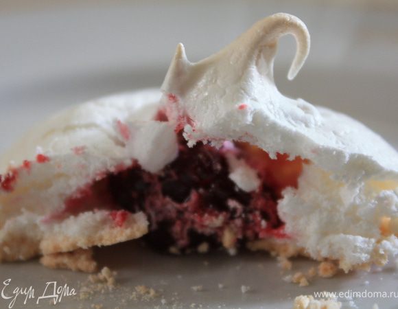 Когда мармелад полностью застыл, пластину мармелада разрезаем на кусочки. Готовим безе по данному рецепту: http://www.edimdoma.ru/recipes/24159. Выкладываем безе на бумагу для выпечки, сверху кладем кусочек мармелада(можно немного вдавить, но что бы кусочек не касался дна, а то пригорит). Сверху закрываем безе. Дальше сушим безе по рецепту, или держим на маленьком огне мин 20 и даем остыть, потом еще на маленьком огне и т.д. пока безе не высохнет. Выбор варианта  зависит исключительно от возможностей Вашей  духовки. В итоге получается безе (спасибо Sindirella))) с малиновомармеладной начинкой.