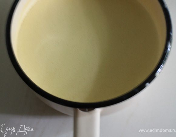 Но этого мне показалось мало! Соус: сливки разогреваем на водяной бане, если используете ванильную палочку, то вскрытую ее четвертинку отправляете в сливки, если ванильный сахар, то добавите его в желтки. Через после того, как сливки разогреются, снять с огня, дать ванили пару минут настоятся и вынуть ванильную палочку. Тем временем желтки тщательно взбить с сахаром до побеления. Часть разогретых сливок вливаем в желтки, продолжая взбивать, потом желтково-сливочную массу возвращаем в сливки и опять ставим на водяную баню, где держим 3-4 мин постоянно помешивая. Соус остужаем, после чего он готов к употреблению.