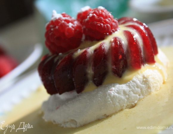 Когда все готово: мармелад в формочках, безе подсохло, а соус остужен, настало время складывать пирожное: на дно десертной тарелки выливаем соус, на него кладем безе, сверху выкладываем мармелад, у меня в форме была ямочка, в которую я залила еще соус, сверху можно украсить маленьким безе или малиной.  В принципе сборка пирожного занимает несколько минут, а основные ингредиенты: безе и мармелад хранятся относительно долго (если вовремя отгонять посягателей от холодильника))) поэтому удобно для организации  быстрой подачи симпатичного свежего десерта.))))