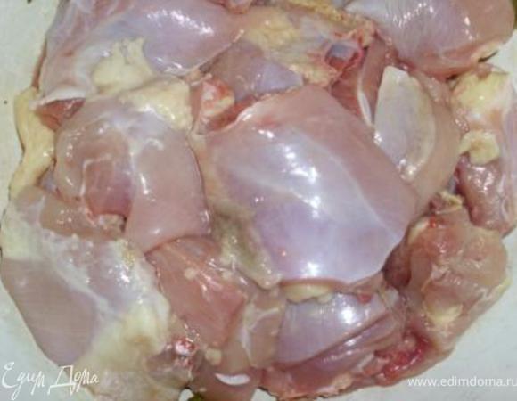 Птицу порубить на куски, удалить кожу и подкожный жир. Сложить в казан (без масла), закрыть крышкой и поставить на медленный огонь томиться в собственном соку на 15 минут.
