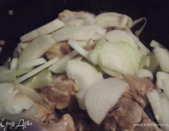 Порезать полукольцами лук и отправить его в казан. Когда лук станет мягким посолить, поперчить, добавить хмели-сунели и перемешать.

