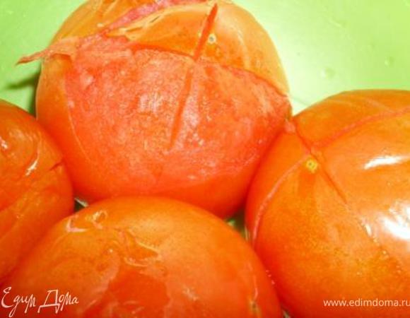 Ошпарить и почистить помидоры, порезать кубиками и выложить в казан. Тушить под крышкой до готовности курицы.
