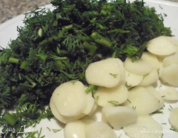 Добавить порубленую зелень и порезанный пластинками чеснок. Сюда, конечно, "просится" кинза, но дома не все её любят :( 
