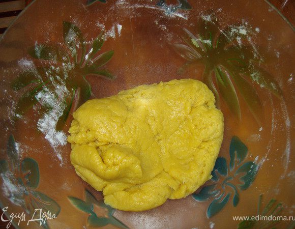 1. Смешиваем размягченный маргарин с мукой. Потом добавляем желток, сметану и пачку ванильного сахара. Замешиваем тесто, достаточно густое.  