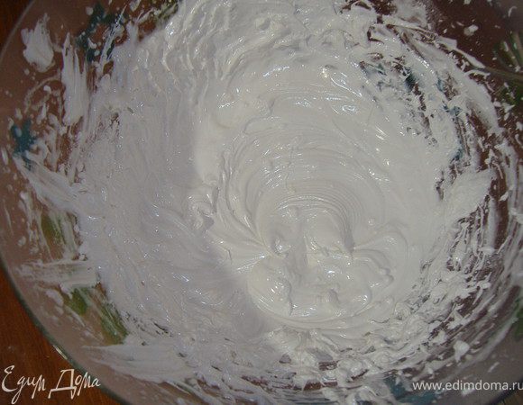 2. На следующем этапе взбиваем белки, и постепенно вводи в взбитые белки пудру. Должна получиться густая масса. У меня белки хорошо взбились и достаточно было стакана пудры (200 гр.).