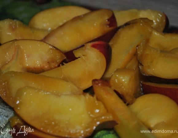 Нектарины вымыть и обсушить. По желанию очистить фрукты от кожицы, разрезать каждый из них на 8-10 долек (косточку удалить).