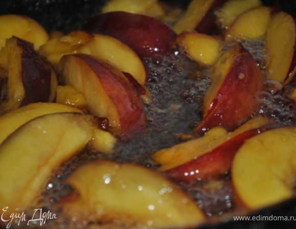 В сковороду поместить дольки нектаринов, всыпать 3 ст. л. сахара и влить воду. Поставить сковороду на средний огонь и готовить нектарины до карамелизации (постоянно помешивая). Сироп должен слегка загустеть, а сами фрукты начать блестеть в этом сиропе. Весь процесс занимает около 5 минут. Оставить нектарины остывать.