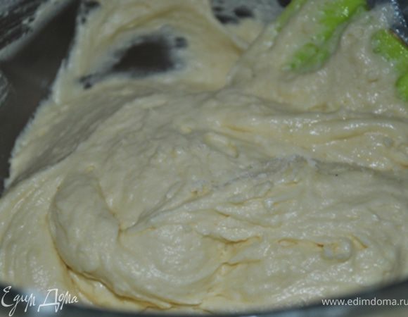 Муку просеять и смешать с пекарским порошком.
Сливочное масло взбить с сахаром. Не прекращая взбивать массу, добавить по одному яйца. Добавить сметану, еще раз все взбить.
Добавить муку и хорошо перемешать тесто.