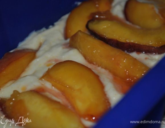 Форму смазать маслом. Половину теста выложить в форму. На тесте равномерно распределить половину долек нектаринов, слегка вдавливая их в тесто. Сверху выложить оставшуюся часть теста и слой оставшихся фруктов, снова слегка их придавливая.