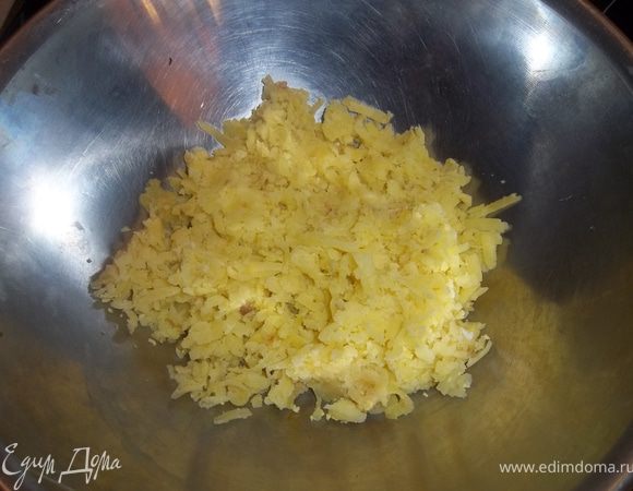 Выложи продукты слоями,каждый промазуяя майонезом.Первый слой-натертый картофель