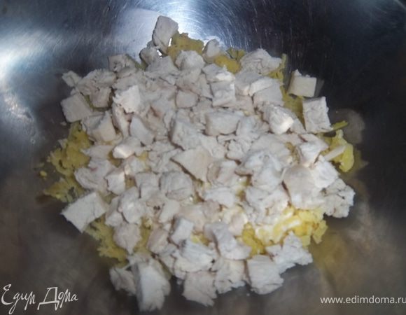 Затем рубленная вареная куриная грудка