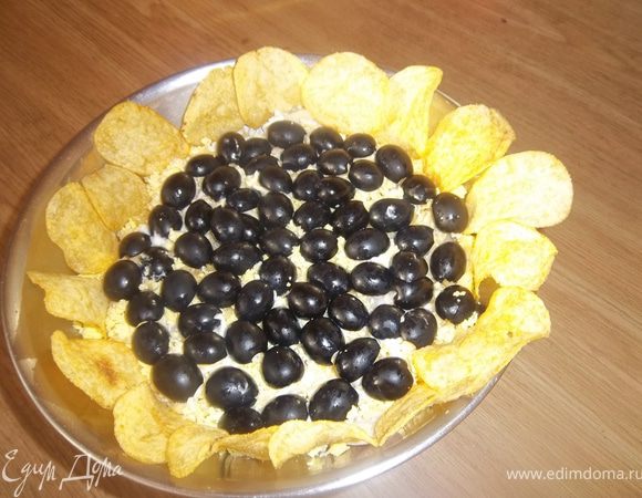Укрась салат маслинами и чипсами