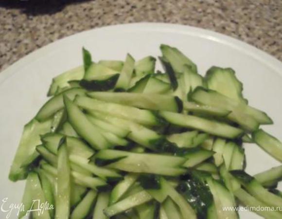 Промыть и обсушить салат. Огурцы порезать соломкой. Мелко порубить зубчик чеснока и кружок лимона (вместе с цедрой).
