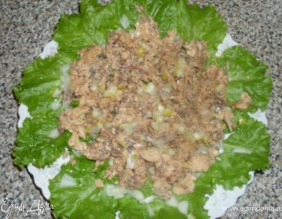 Размятую вилкой рыбу (вместе с соком), лимон, чеснок, черный перец.
