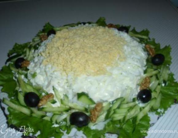 Украсить маслинами и грецкими орехами. Можно сервировать порционно, а можно как у меня, на большом блюде. В этом случае при "раздаче" я пользуюсь лопаткой для торта и выкладываю порцию на листике салата.