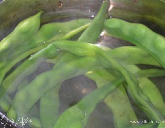 Стручки отварить в подсоленой воде 2-3 минуты.