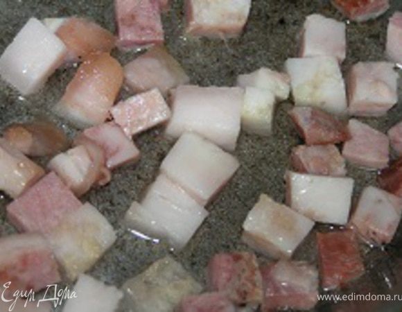 Обжарить кусочки бекона.