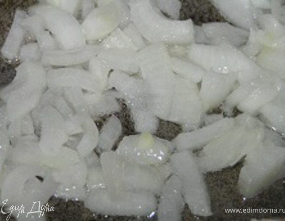 Затем добавить нарезанный лук,