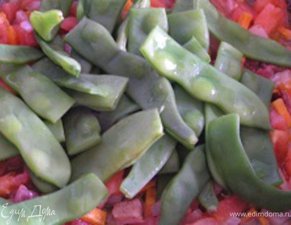 нарезанные на 2-3 части стручки фасоли, тушить еше минуты 3-4 под крышкой.