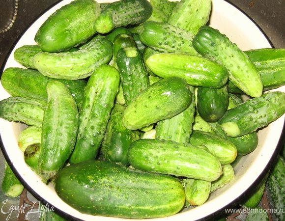 Помыть маленькие огурчики