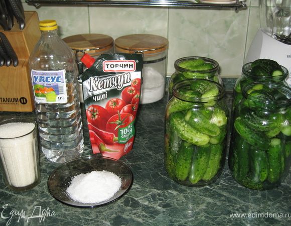 Приготовим рассол.Воду,уксус,сахар, и кетчуп перемешать и довести до кипения.Залить рассол в банки. 