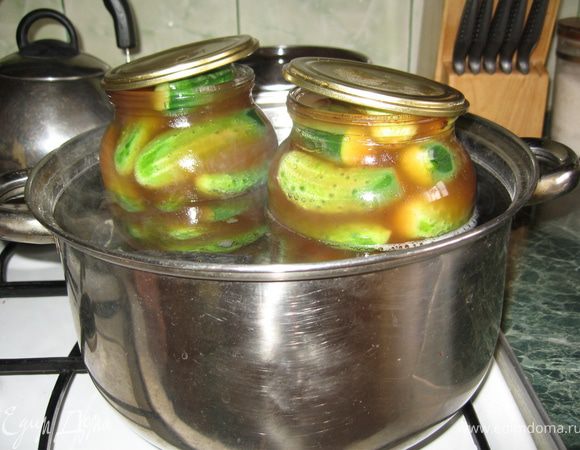 Поставим банки в емкость с водой,накроем крышками и стерилизуем 10мин. 