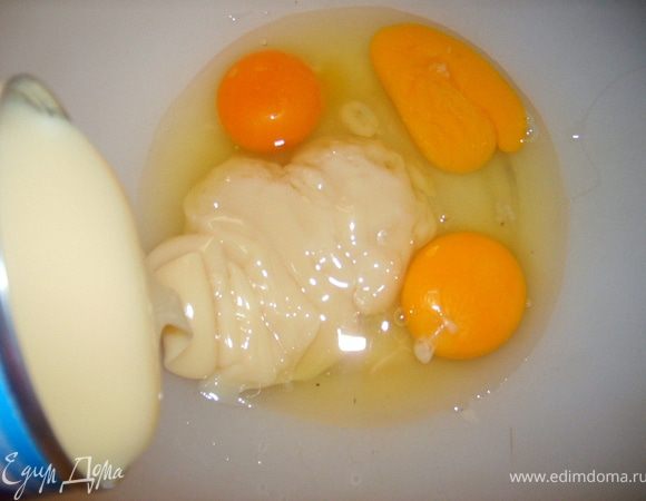 Взбить яйца, сгущенку, и щепотку соли