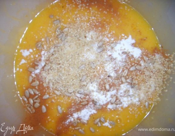 Добавить мак, кунжут, семечки разрыхлитель и еще раз хорошенько перемешать