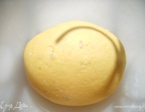 Добавить муку и замесить некрутое тесто.