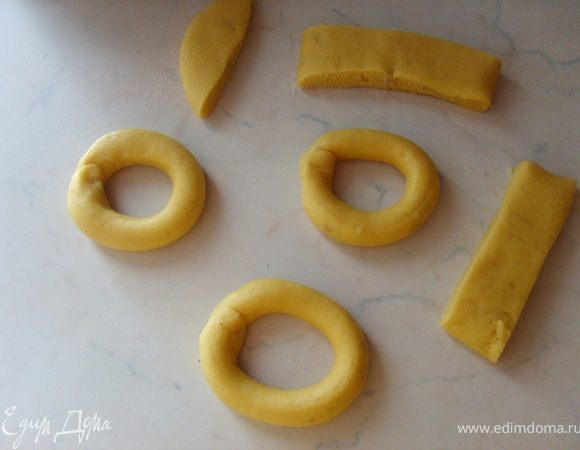 Каждую полосочку раскатать колбаской и слепить в форме бубулика