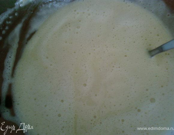 Взбивая яйца добавляем к ним 3ст.ложки горячей воды (масса увеличится).Сюда же всыпаем сахар с ванильным сахаром,продолжая взбивать.Затем по немногу всыпаем муку перемешанную с разрыхлителем,продолжая взбивать.