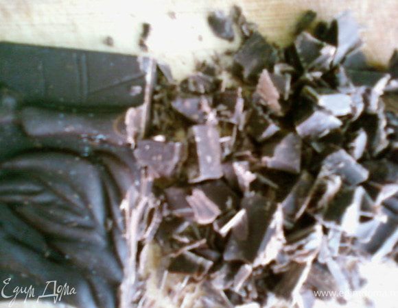 Шоколад режим на мелкие кусочки.