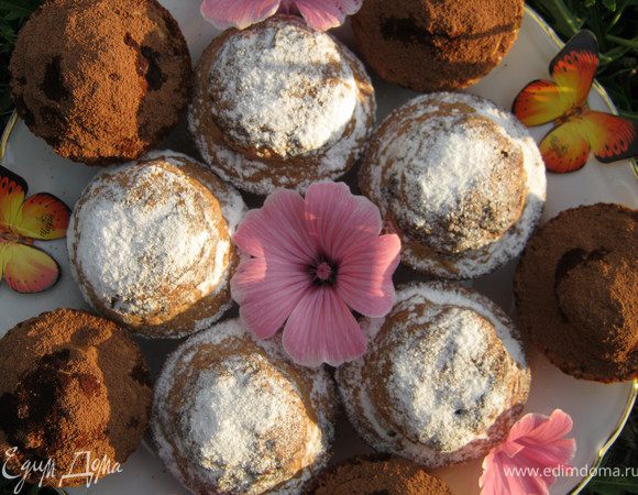 Готовые пирожное те,что с какао, посыпать сахарной пудрой,а те,что без, посыпать какао.Приятного аппетита!!!