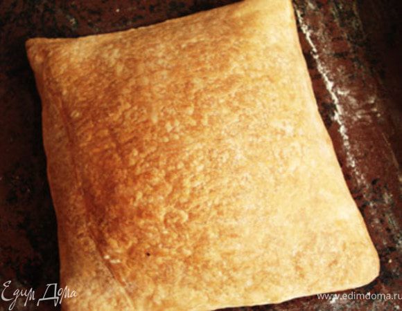 Готовое слоеное тесто раскатать в одном направлении, разрезать на 2 части и выпекать в духовке до готовности. 