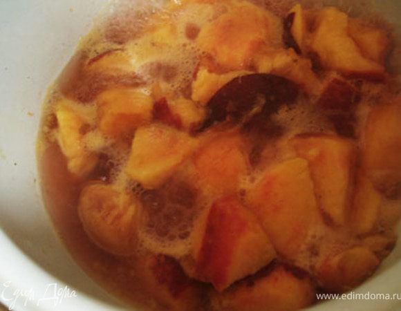 Пока тесто выпекается сделать начинку. 1,5 нектарина порезать на кусочки. Воду(50 мл) с сахаром (1/2 ст л) вскипятить, добавить нектарин и немного проварить, минут 5. Добавить корицу и мускатный орех.