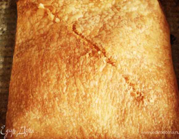 У выпеченных коржей сделать надрезы по диагонали.