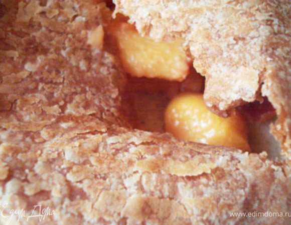 1/2 нектаринов (свежих) тоже порезать кусочками и соединить с проваренными. Этой начинкой наполнить коржи.