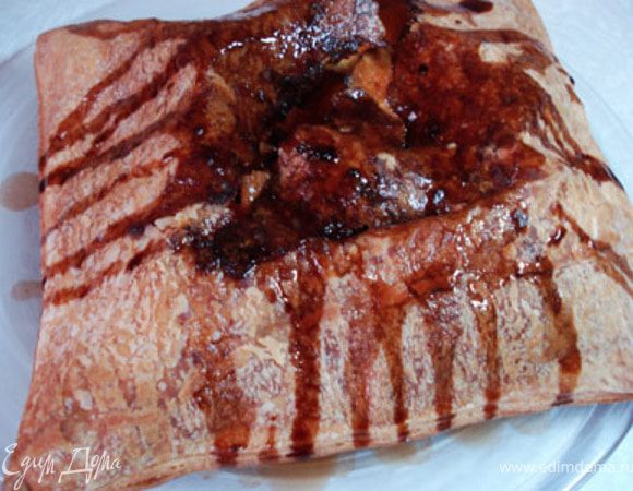 Сварить шоколадный соус из какао, воды и сахара. Полить им коржи и поместить в холодильник минут на 20, или больше, если силы воли хватит.