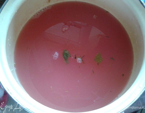 Рассол, который мы слили в чистую кастрюлю нужно прокипятить