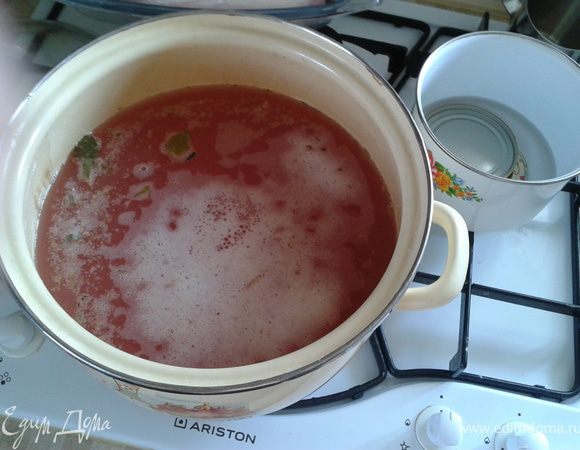 Он у меня такого цвета из-зп сорта укропа красностеблевого. С трехлитровой банки получается около подутора литра рассола. Так как некоторое количество его утратилось при  брожении и огурцы тоже стали меньше в объеме я на кпждый литр добавляю в кпстрюлю еще сто мл воды и одну ч л соли. Кипятим несколько минут. Одновременно промтерилизовать закаточные крышки.