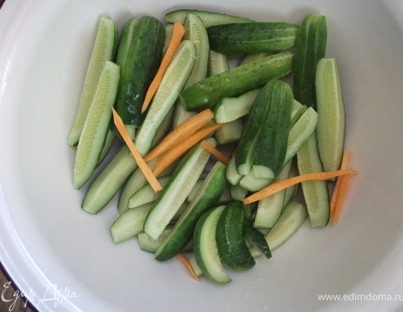 Огурцы, морковь помыть, порезать на 4 части вдоль.  