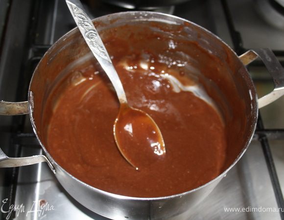 Добавить яйца.Перемешать
Добавить разрыхлитель либо гашенную соду(я делаю так:ложу ложечку соды в массу,перемешиваю,потом наливаю немного уксуса,перемешиваю)
Добавить муку.
Простите про фото уже вспомнила в конце,поэтому массы уже осталось совсем чуть-чуть.