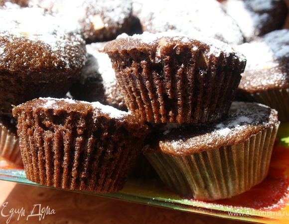 В разогретую духовку 180 градусов ставим наши кексики и ждем с нетерпением.
Кексы получаются очень мягенькими,воздушными.У меня получилось 17 шт
Приятного аппетита.