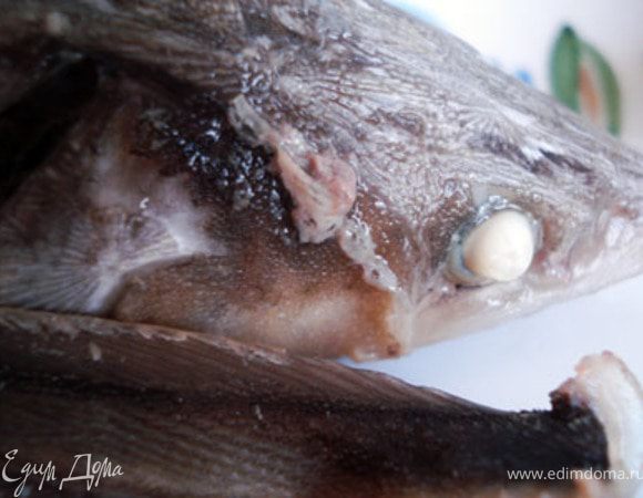 Сварить бульон из остатков стерляди.