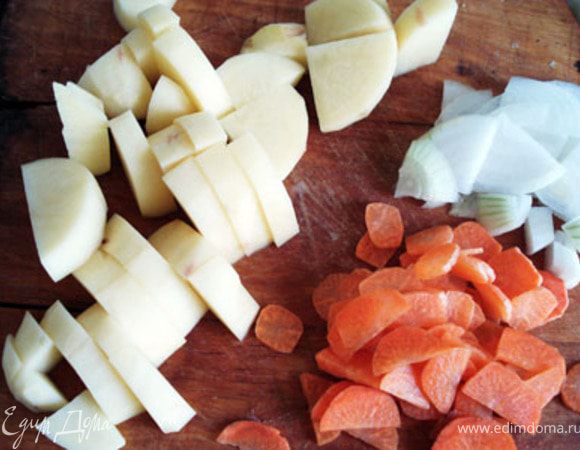Порезать овощи:морковь-кружочками, картофель - крупными кубиками, лук-полукольцами.
