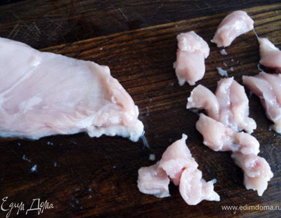 Куриную грудку порезать на мелкие кусочки.
